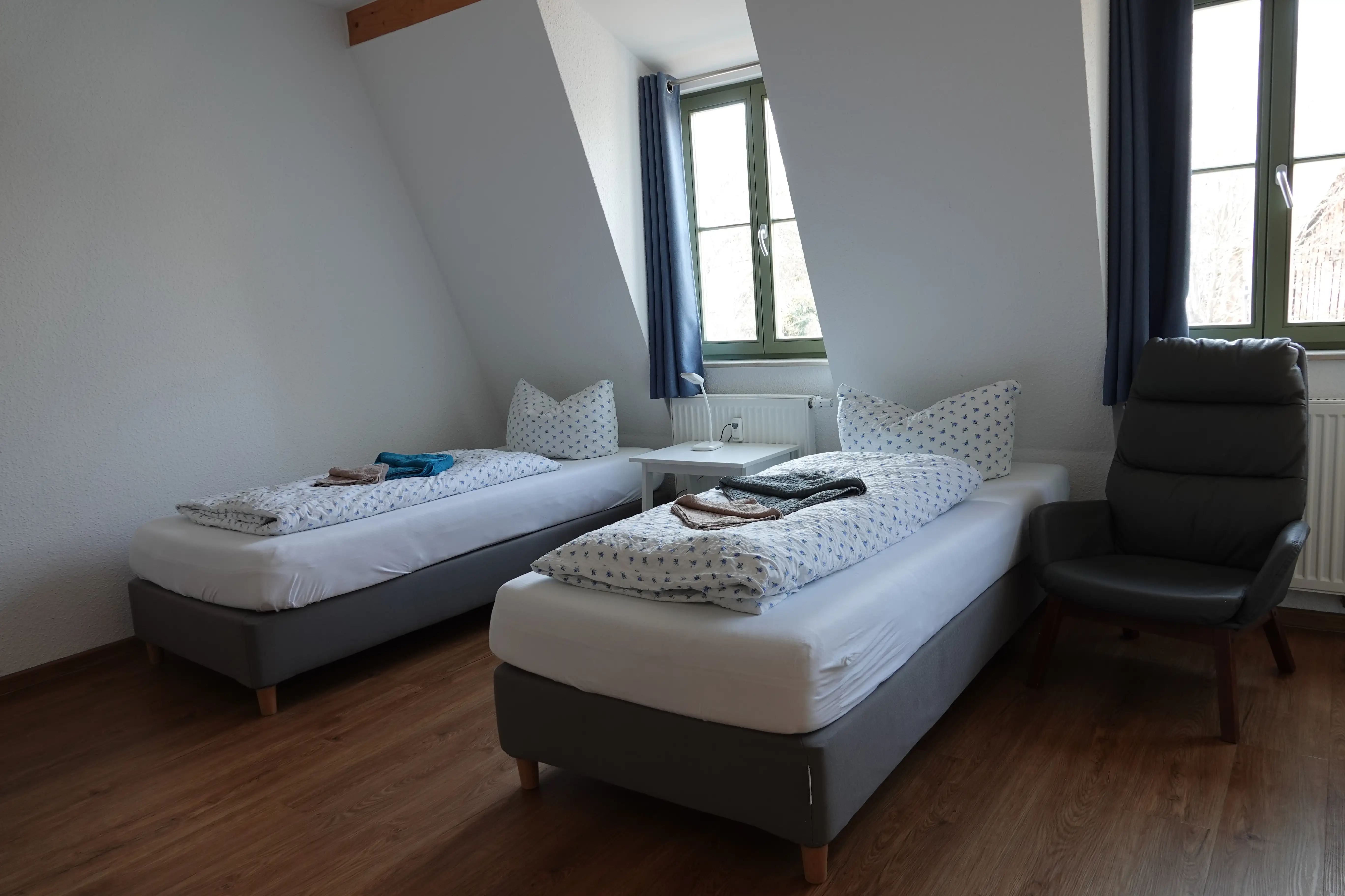 Schlafbereich mit zwei Einzelbetten im Apartment in Weimar