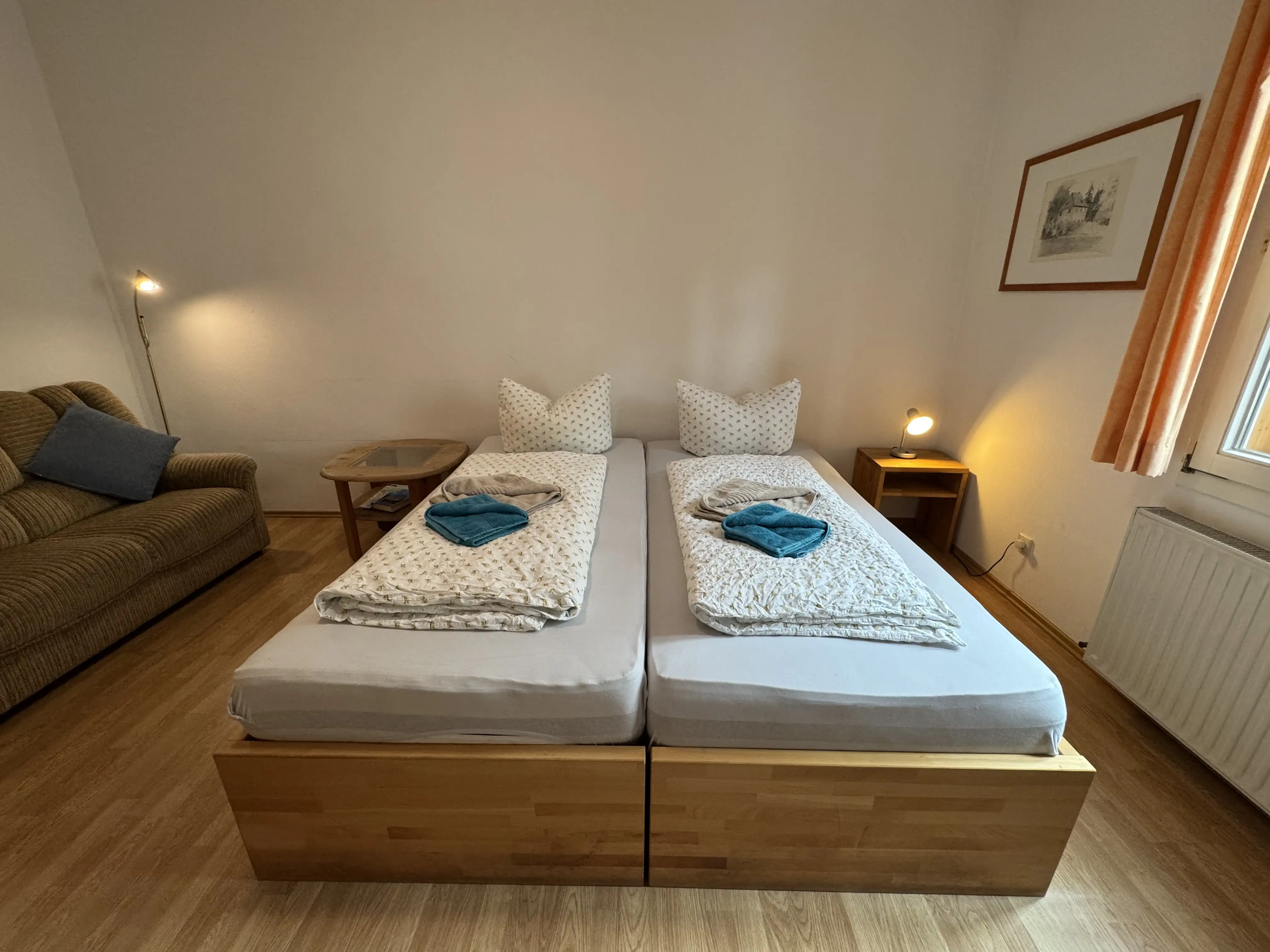 Schlafzimmer mit einem Doppelbett im Apartment in Weimar
